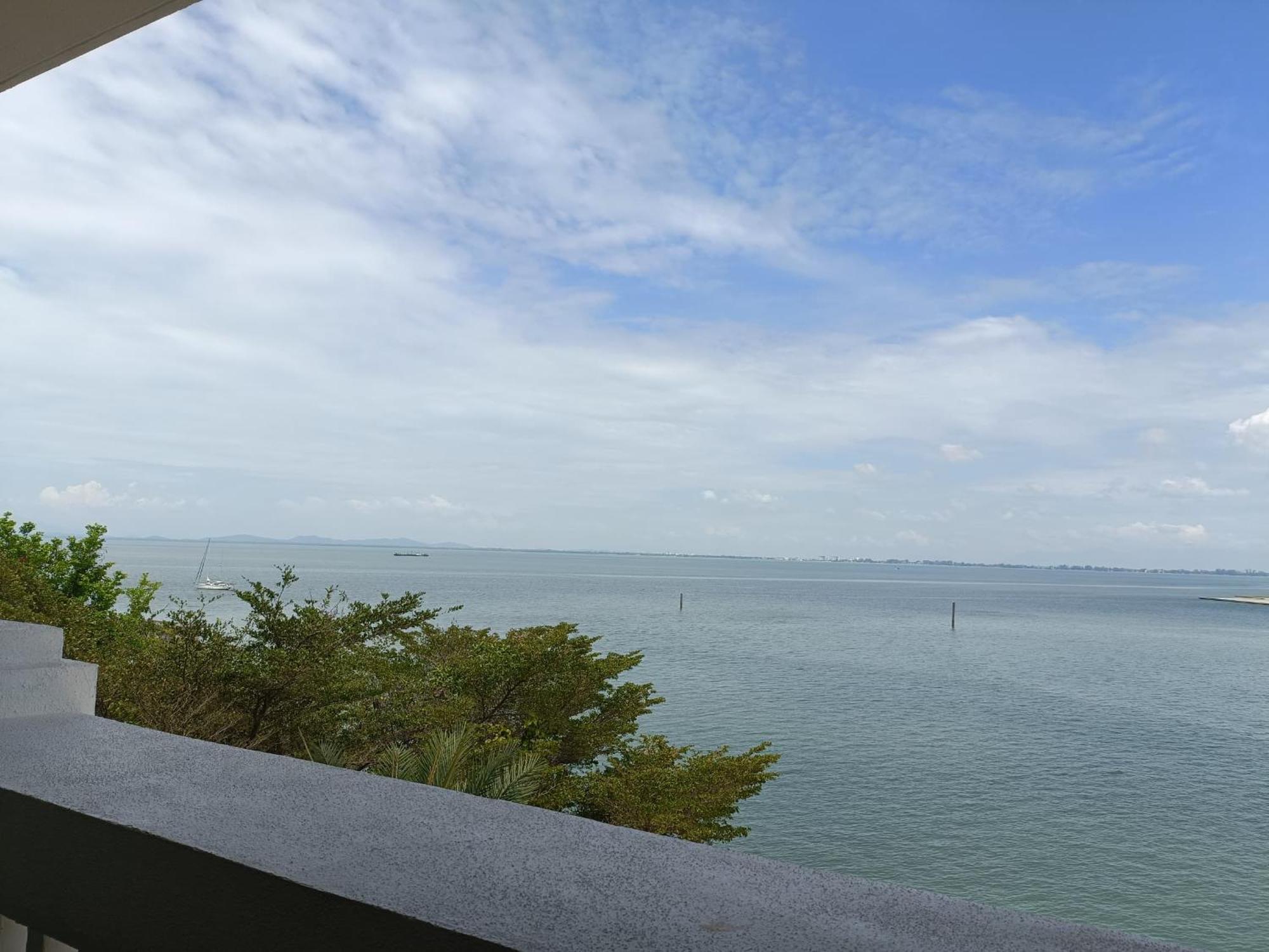 Straits Quay Marina Suites Penang By Aurorahomes Bagan Jermal Exterior photo